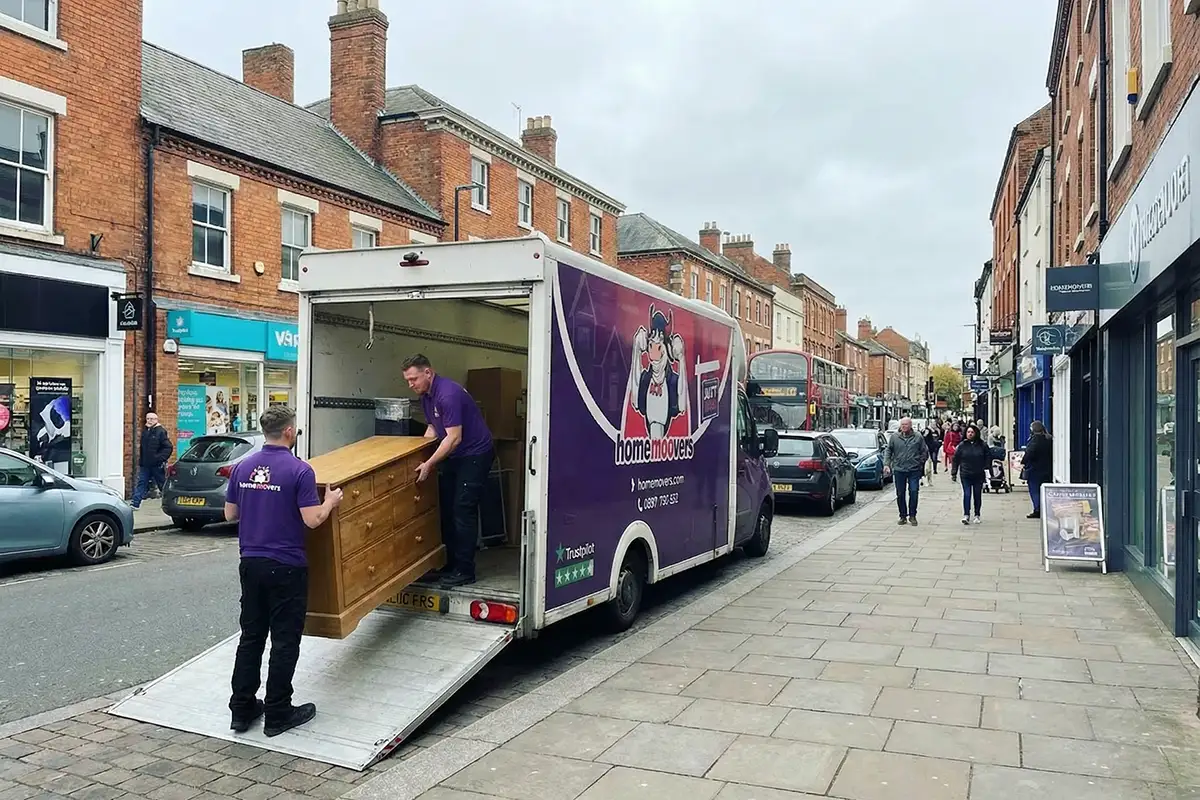 Home Moovers explains how to plan house removals in Leicester during a property chain, with tips for delays, packing, and key handovers.